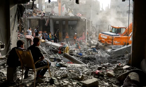 Palestinians search for casualties at the site of Israeli strikes on houses, in Khan Younis, in the southern Gaza Strip, October 25, 2023. REUTERS/Ibraheem Abu Mustafa