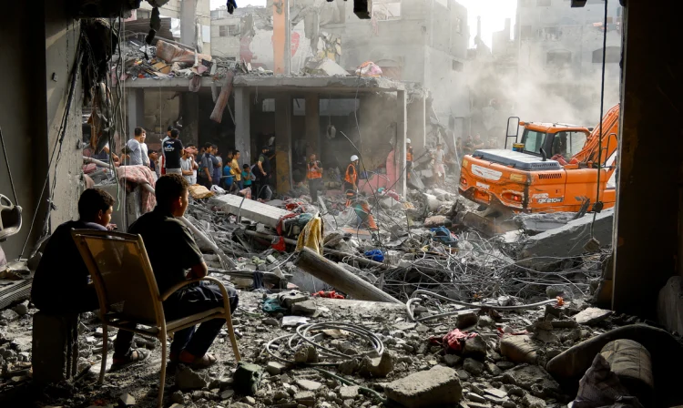 Palestinians search for casualties at the site of Israeli strikes on houses, in Khan Younis, in the southern Gaza Strip, October 25, 2023. REUTERS/Ibraheem Abu Mustafa