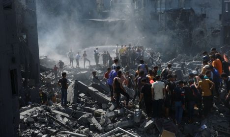 Palestinians search for casualties at the site of Israeli strikes on houses, as the conflict between Israel and Palestinian Islamist group Hamas continues, in Khan Younis in the southern Gaza Strip, October 26, 2023. REUTERS/Ibraheem Abu Mustafa