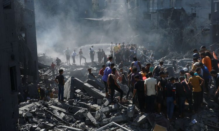 Palestinians search for casualties at the site of Israeli strikes on houses, as the conflict between Israel and Palestinian Islamist group Hamas continues, in Khan Younis in the southern Gaza Strip, October 26, 2023. REUTERS/Ibraheem Abu Mustafa