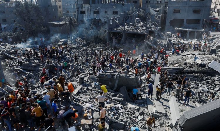 Palestinians search for casualties at the site of Israeli strikes on houses, as the conflict between Israel and Palestinian Islamist group Hamas continues, in Khan Younis in the southern Gaza Strip, October 26, 2023. REUTERS/Ibraheem Abu Mustafa