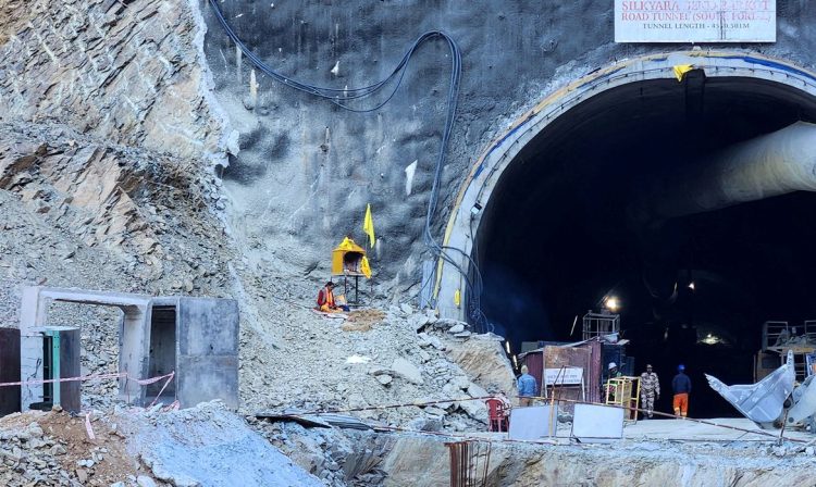 Vista de entrada de túnel em que trabalhadores indianos estão presos, em Uttarakhand, Índia
21/11/2023
REUTERS/Saurabh Sharma