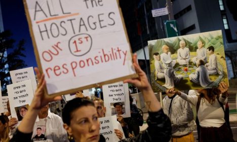 Manifestantes, em Tel Aviv, seguram cartazes exigindo a libertação de reféns detidos na Faixa de Gaza depois de terem sido capturados por homens armados do Hamas em 7 de outubro
21/11/2023
REUTERS/Amir Cohen