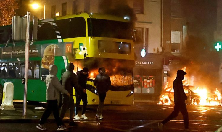 Ônibus pega fogo durante manifestação após suposto esfaqueamento que deixou algumas crianças feridas em Dublin, Irlanda
23/11/2023
REUTERS/Clodagh Kilcoyne