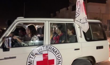 0849WD-ISRAEL-PALESTINIANS_GAZA_RED_CROSS_HOSTAGES_O_