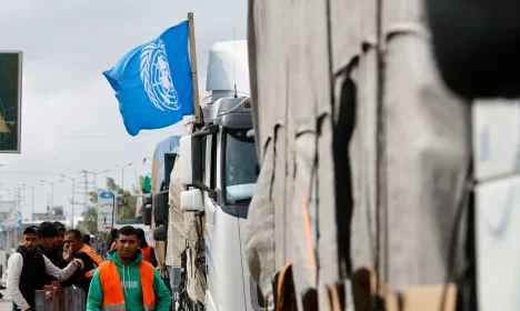 Bandeira da ONU em caminhão com ajuda humanitária a caminho de Gaza
27/11/2023
REUTERS/Ibraheem Abu Mustafa