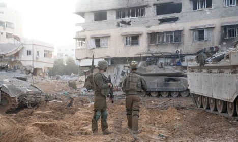 Israeli soldiers operate in the Gaza Strip during a temporary truce between Israel and the Palestinian Islamist group Hamas, in this handout picture released on November 28, 2023. Israel Defense Forces/Handout via REUTERS    THIS IMAGE HAS BEEN SUPPLIED BY A THIRD PARTY