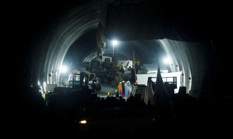 Equipes de resgate trabalham na retirada de operários presos em túnel que desabou em Uttarkashi, na Índia
28/11/2023 REUTERS/Francis Mascarenhas