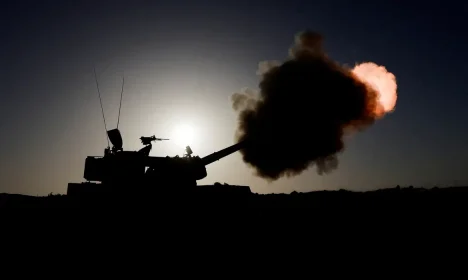 An Israeli military unit fires from an undisclosed location near the Gaza Strip border, amid the ongoing conflict between Israel and Palestinian Islamist group Hamas, in Israel, November 6, 2023.  REUTERS/Amir Cohen         TPX IMAGES OF THE DAY         SEARCH