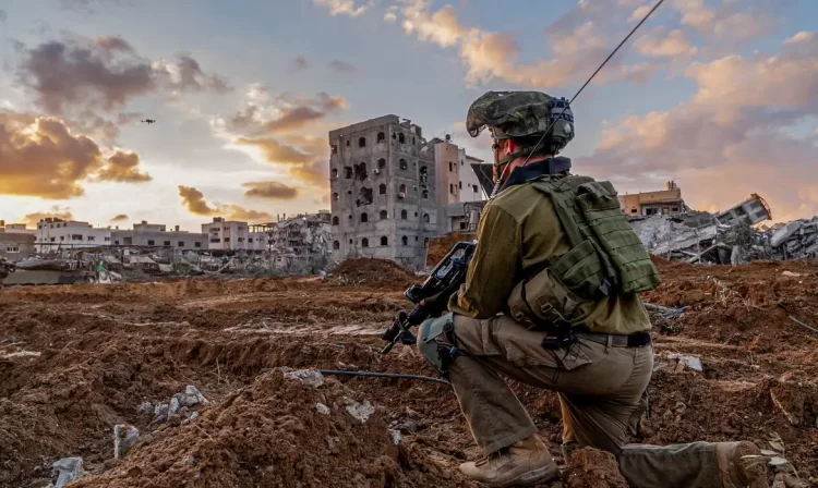 Soldado israelense durante operação militar na Faixa de Gaza
27/12/2023 Forças Israelenses de Defesa/Divulgação via REUTERS