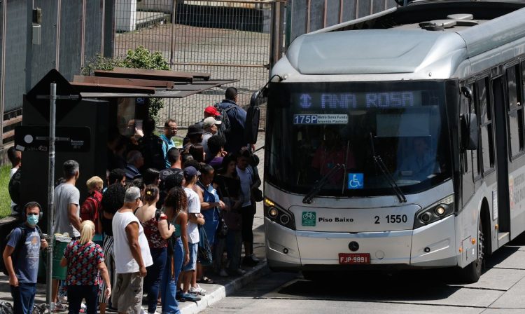 São Paulo (SP), 23/03/2023 - Passageiros optam por ônibus no Terminal Barra Funda, durante a greve dos metroviários em São Paulo que paralisa o Metrô. Foto: Fernando Frazão/Agência Brasil