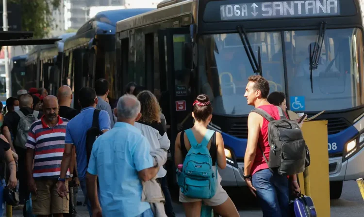 São Paulo (SP), 24/03/2023 - Passageiros embarcam em ônibus na Luz no segundo dia de greve dos metroviários em São Paulo. Foto: Fernando Frazão/Agência Brasil