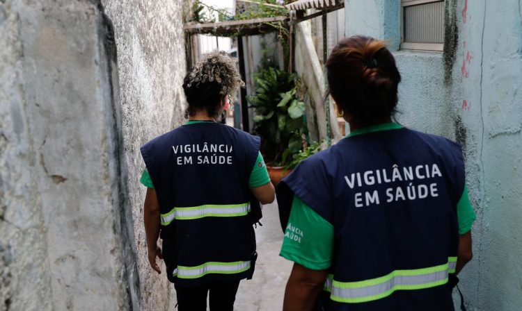 São Paulo (SP), 30/03/2023 - Agentes de vigilância em saúde fiscalizam e orientam moradores sobre focos do mosquito Aedes aegypti, transmissor da dengue, em Perdizes. Foto: Fernando Frazão/Agência Brasil