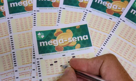 22/06/2023 - Brasília - Mega-Sena, concurso da  Mega-Sena, jogos da  Mega-Sena, loteria da  Mega-Sena. - Volantes da Mega Sena sendo preenchidos para apostas em casas lotéricas da Caixa. Foto: Rafa Neddermeyer/Agência Brasil/Arquivo