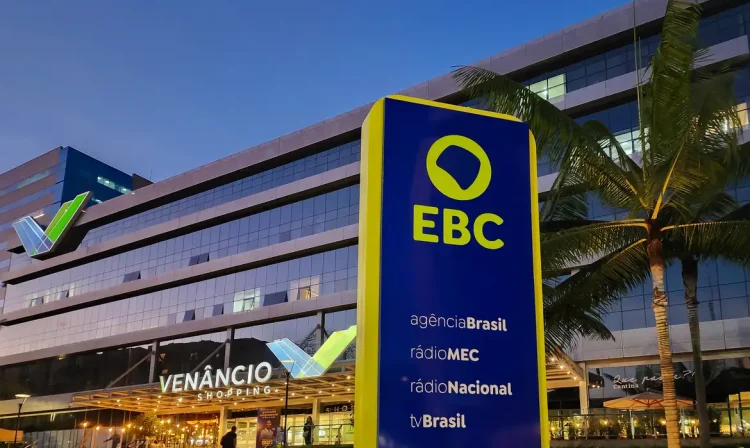 Brasília (DF), 24/10/2023, Totem na fachada da EBC, com a nova logo marca, que fica na entrada da Empresa Brasil de Comunicação, localizado no Venâncio Shopping em Brasília. Foto: Rafa Neddermeyer/Agência Brasil
