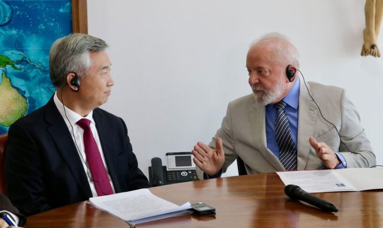 Brasília (DF), 22/09/2023,  O presidente Lula, durante reunião com Li Xi - Membro do Comitê Permanente do Politburo e Secretário da Comissão Central de Inspeção Disciplinar do Comitê do Partido Comunista da China, no palácio do Planalto.  Foto: Fábio Pozzebom /Agência Brasil