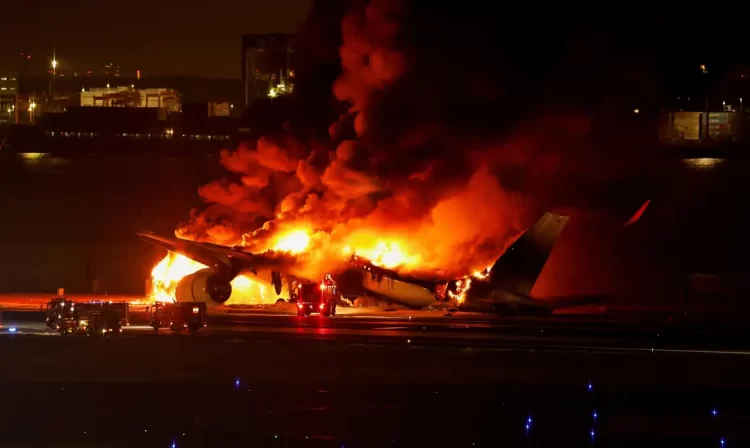 Avião A350 da Japan Airlines em chamas no aeroporto internacional de Haneda, em Tóquio 02/01/2024. Foto: REUTERS/Issei Kato