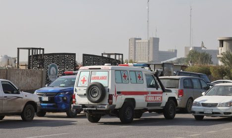 Ambulância iraquiana na sede de milícia atacada em Bagdá
 4/1/2024   REUTERS/Ahmed Saad