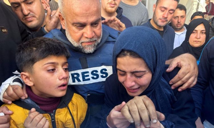 O jornalista da Al Jazeera Wael Al-Dahdouh abraça filha e filho enquanto comparecem ao funeral de outro filho, o jornalista palestino Hamza Al-Dahdouh, morto em um ataque israelense, em Rafah, no sul da Faixa de Gaza
07/01/2024
REUTERS/Mohammed Salem