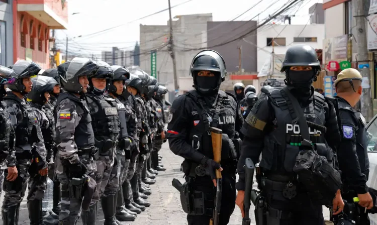 Police leave the El Inca prison after a security operation due to riots, following the disappearance of Jose Adolfo Macias, alias 'Fito', leader of the Los Choneros criminal group, in Quito, Ecuador, January 8, 2024. REUTERS/Karen Toro