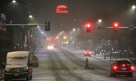 Grande tempestade de inverno atinge os EUA e interrompe fornecimento de energia para mais de 300.000 clientes. Pessoa passeia com cachorros em rua coberta por neve em Des Moines, Iowa, nos EUA
08/01/2024
REUTERS/Sergio Flores