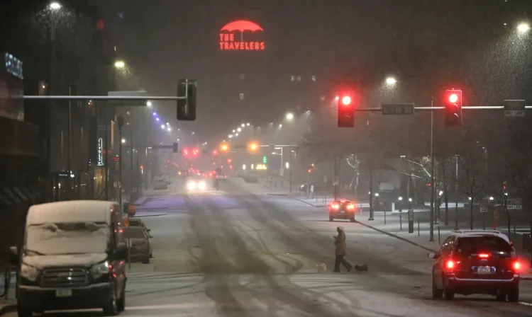 Grande tempestade de inverno atinge os EUA e interrompe fornecimento de energia para mais de 300.000 clientes. Pessoa passeia com cachorros em rua coberta por neve em Des Moines, Iowa, nos EUA
08/01/2024
REUTERS/Sergio Flores