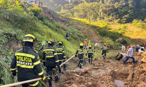 A group specialized in rescue from the Colombian Police works during an operation to rescue survivors of a landslide caused by heavy rains in Choco, Colombia January 13, 2024 Colombian Police/Handout via REUTERS THIS IMAGE HAS BEEN SUPPLIED BY A THIRD PARTY. NO RESALES NO ARCHIVES. MANDATORY CREDIT.