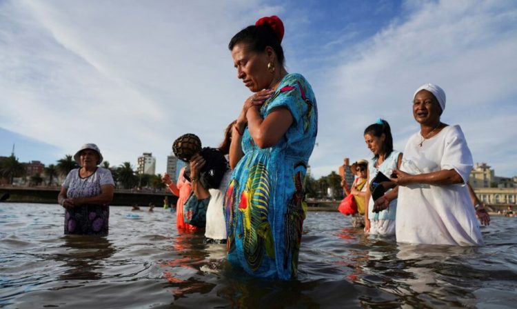 Adoradores de Iemanjá, a deusa umbanda de inspiração africana da maternidade e da fertilidade, prestam homenagem em Montevidéu, Uruguai, em 2 de fevereiro de 2024. Foto: REUTERS/Mariana Greif