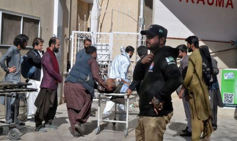 Explosões perto de escritórios de candidatos no Paquistão matam 26 na véspera da eleição. Homem ferido em explosão em Khanozai é levado a hospital em Quetta 7/2/2024. Foto: REUTERS/Stringer