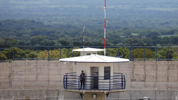 Torre de vigilância de setor penitenciário projetado para abrigar 40 mil presos, em Tecoluca, El Salvador / Foto: Reuters/Jose Cabezas