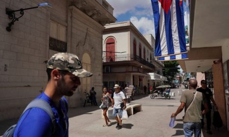 Banderas de Cuba em uma rua comercial no centro de Havana
20/07/2022
REUTERS/Alexandre Meneghini