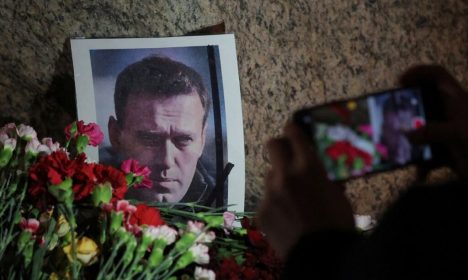 Flores colocadas ao lado de uma foto do líder da oposição russa Alexei Navalny no monumento às vítimas da repressão política, em São Petersburgo, Rússia, após a morte de Navalny 
16/02/2024
REUTERS/Stringer