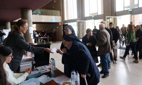 Portugueses fazem fila para votar em seção eleitoral em Lisboa
10/03/2024
REUTERS/Violeta Santos Moura