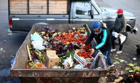 Homem recolhe comida em contêiner onde alimentos são descartados no Mercado Central de Buenos Aires
12/09/2023 REUTERS/Matias Baglietto