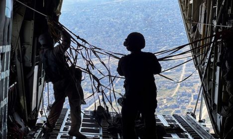 Militares dos EUA lançam ajuda via aérea para Gaza
 12/3/2024    REUTERS/Jehad Shelbak