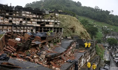 Petrópolis-RJ 23-03-2024 Trabalhador cobre escombros e caixões após fortes chuvas danificarem o Cemitério Municipal de Petrópolis, estado do Rio de Janeiro,  REUTERS/Pilar Olivares