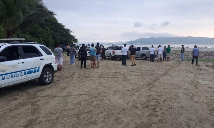 Policiais equatorianos se reúnem em local de assassinato de prefeita Brigitte Garcia perto de San Vicente
24/03/2024 Polícia Nacional do Equador/Divulgação via REUTERS