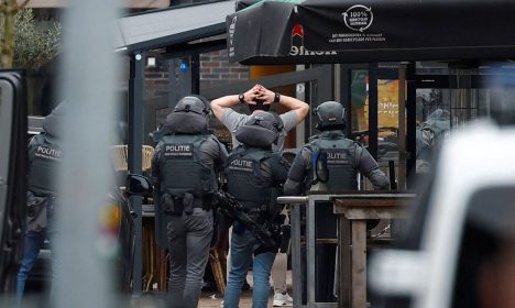 Policiais holandeses detêm uma pessoa perto do Café Petticoat, onde várias pessoas estão sendo mantidas reféns em Ede, Holanda, em 30 de março de 2024. REUTERS/Piroschka Van De Wouw TPX IMAGENS DO DIA