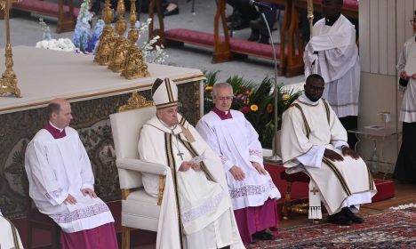 O papa Francisco celebrou a missa do Domingo de Páscoa na Praça de São Pedro, em Roma, na manhã deste domingo, em meio a uma rigorosa segurança fornecida pelas autoridades italianas. Foto: Reuters/ Domenico Cippitelli