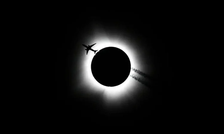 Um avião passa perto do eclipse solar total durante a Celebração Cósmica Hoosier no Memorial Stadium em Bloomington, Indiana, EUA 8 de abril de 2024. Foto: Bobby Goddin/USA Today/ Reuters/TPX Imagens do dia