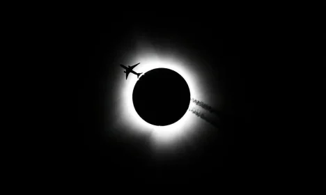 Um avião passa perto do eclipse solar total durante a Celebração Cósmica Hoosier no Memorial Stadium em Bloomington, Indiana, EUA 8 de abril de 2024. Foto: Bobby Goddin/USA Today/ Reuters/TPX Imagens do dia