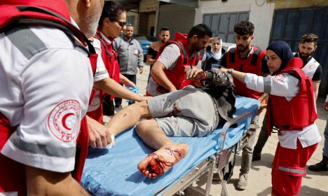 Cisjordânia 20/04/2024 Paramédicos auxiliam um homem ferido no campo de Nour Shams, em Tulkarm, na Cisjordânia ocupada por Israel, 20 de abril de 2024. REUTERS/Raneen Sawafta