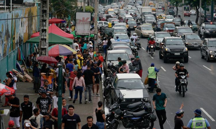 Guayaquil, Equador, 21/04/2024 Pessoas participam de um referendo que pede aos eleitores que apoiem principalmente questões relacionadas à segurança para combater a violência crescente. Foto REUTERS/Santiago Arcos