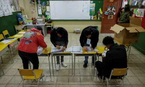 ELEIÇÕES EQUADOR -- Ballots are sorted ahead of the counting process in a referendum that asks voters to support mostly security-related questions to fight rising violence, in Quito, Ecuador April 21, 2024. REUTERS/Karen Toro