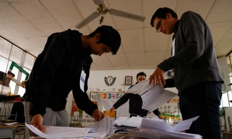ELEIÇÕES EQUADOR -- Ballots are sorted ahead of the counting process in a referendum that asks voters to support mostly security-related questions to fight rising violence, in Quito, Ecuador April 21, 2024. REUTERS/Karen Toro