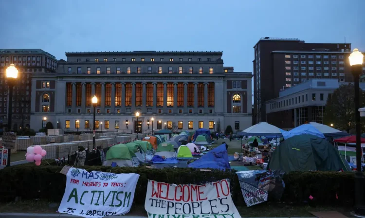 Manifestação em favor dos palestinos na universidade de Columbia em Nova York
 24/4/2024      REUTERS/Caitlin Ochs