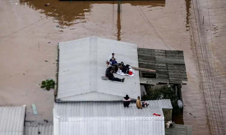 Pessoas aguardam por resgate em cima de telhados em meio a enchentes em Canoas, no Rio Grande do Sul
04/05/2024 REUTERS/Renan Mattos