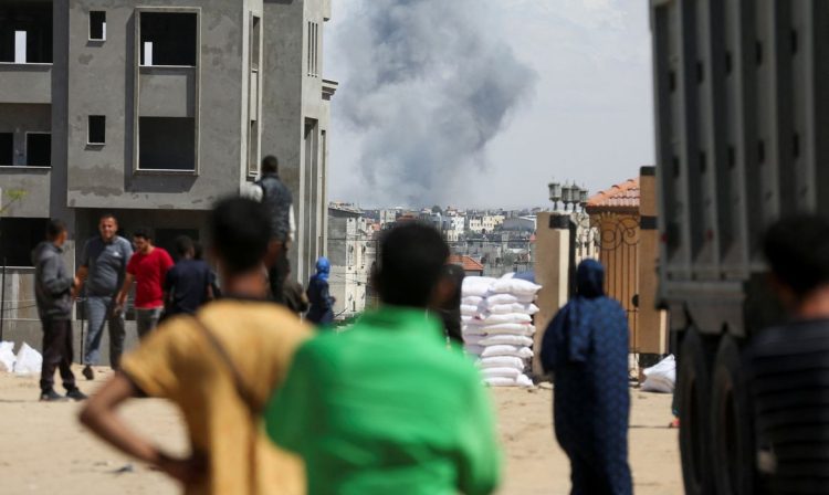 Pessoas deixam parte leste de Rafah após as Forças Armadas israelenses orientar a saída de civis antes de um possível ataque
06/05/2024 REUTERS/Hatem Khaled