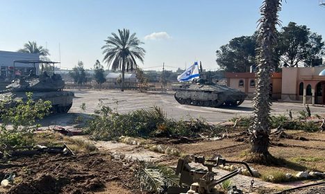 Veículos militares de Israel operam do lado de Gaza na fronteira de Rafah
 7/5/2024   Divulgação via REUTERS