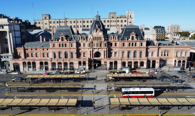 Estação de trem Plaza Constitución em Buenos Aires durante greve
 9/5/2024    REUTERS/Agustin Marcarian 